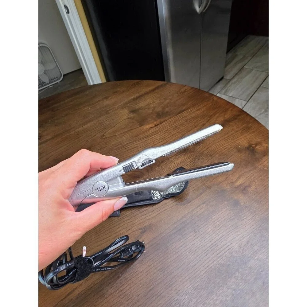 Titanium Ceramic‎ Travel Gator Iron 1 Inch Model: 301013 Intertek 3124232